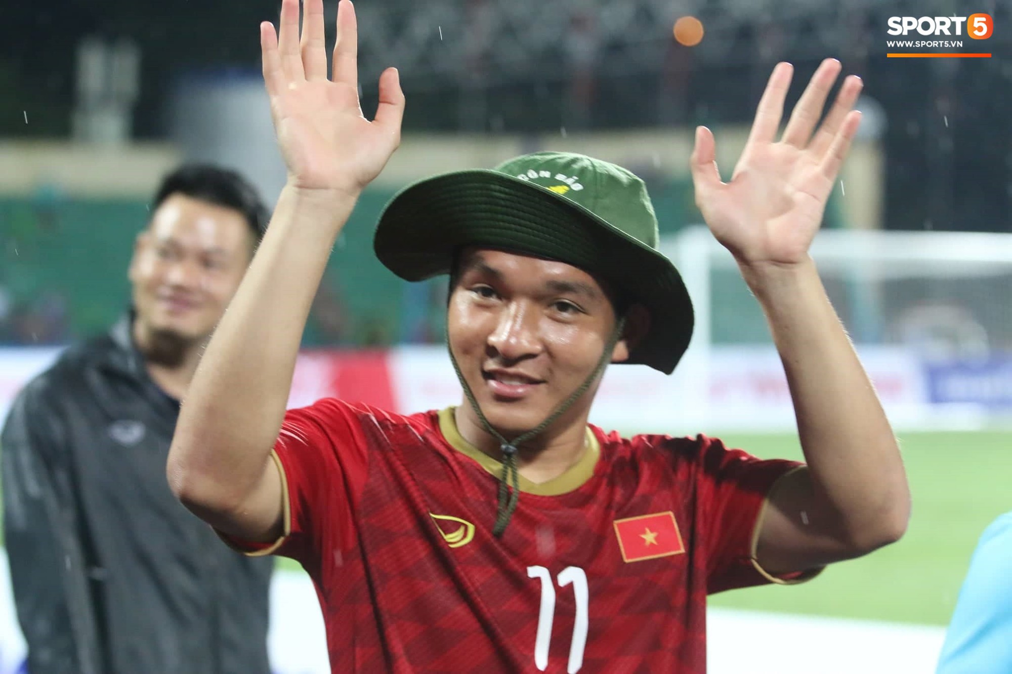 U23 Việt Nam đội mưa đi khắp khán đài cảm ơn người hâm mộ sau trận thắng U23 Myanmar - Ảnh 8.