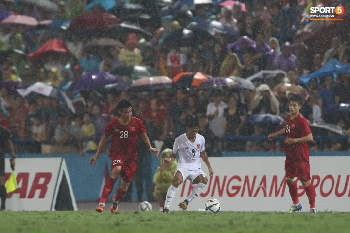 Bất chấp sấm chớp rạch ngang trời, người hâm mộ Phú Thọ vẫn đội mưa cổ vũ hết mình cho U23 Việt Nam - Ảnh 2.