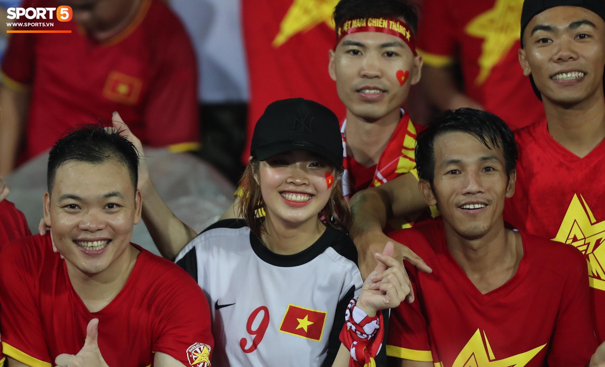 Bất chấp sấm chớp rạch ngang trời, người hâm mộ Phú Thọ vẫn đội mưa cổ vũ hết mình cho U23 Việt Nam - Ảnh 5.