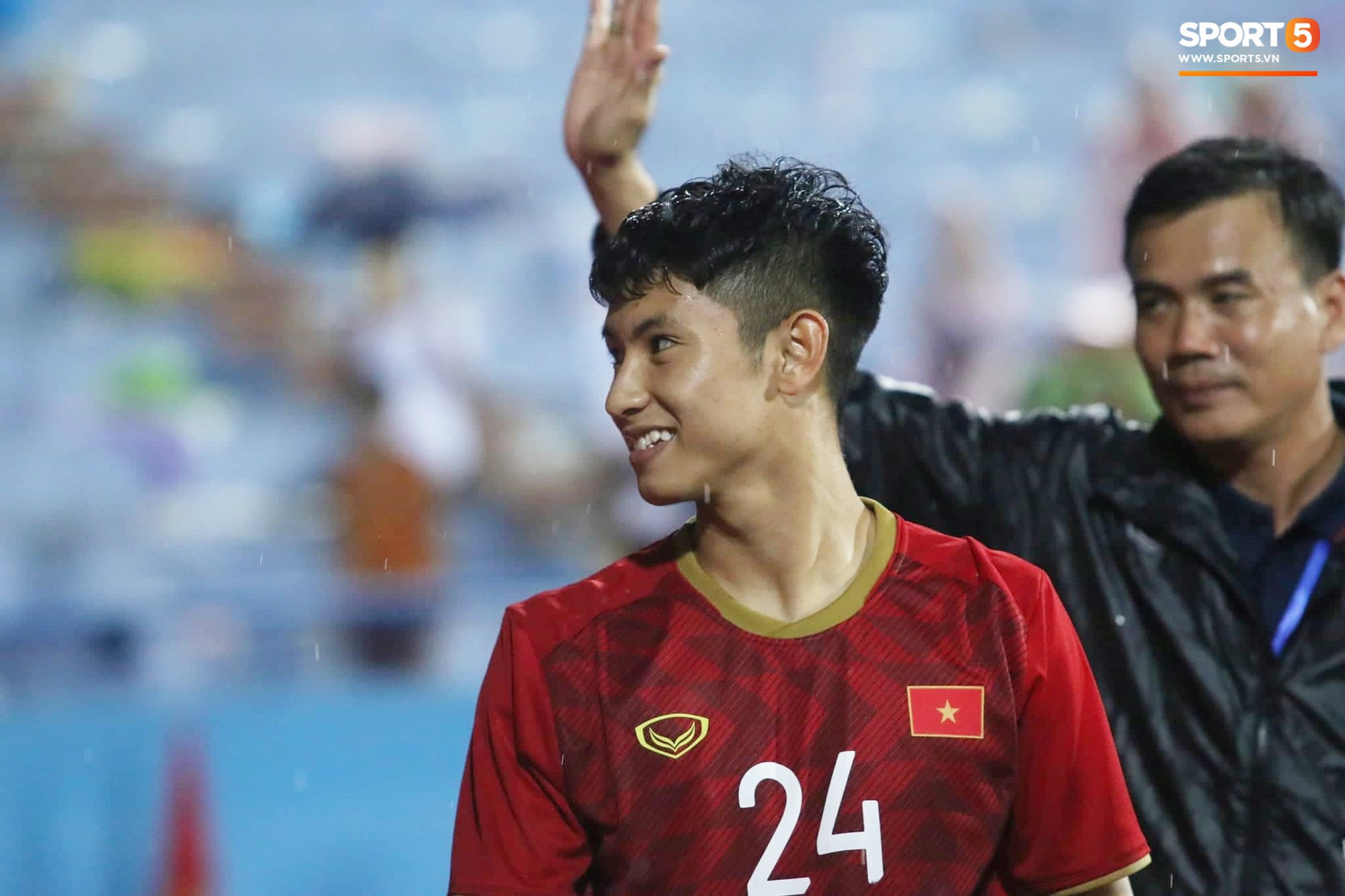 U23 Việt Nam đội mưa đi khắp khán đài cảm ơn người hâm mộ sau trận thắng U23 Myanmar - Ảnh 6.