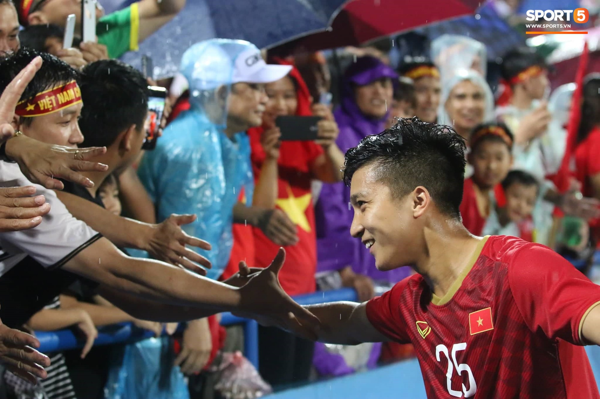 Sân Việt Trì biến thành biển rác sau chiến thắng của U23 Việt Nam - Ảnh 8.