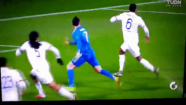 Chứng kiến đội nhà sắp toang, Ronaldo quyết định &quot;bay giữa ngân hà&quot; kiếm penalty nhưng bất thành - Ảnh 1.