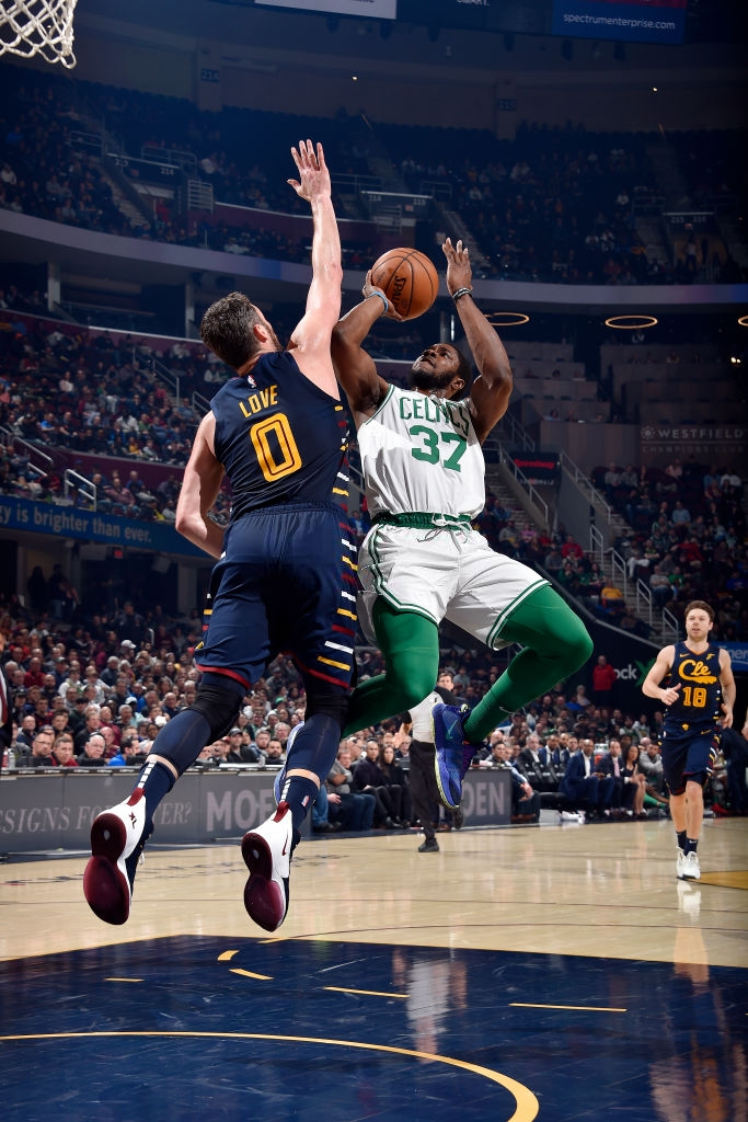 Bị lên gối thẳng vào hạ bộ, cầu thủ Boston Celtics đau đớn rời sân - Ảnh 2.