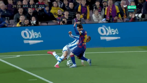 Messi may mắn thoát thẻ đỏ sau pha vào bóng như triệt hạ đối thủ - Ảnh 1.