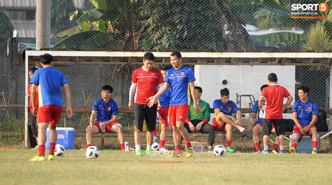 3 hậu vệ của Olympic Việt Nam tập riêng trước trận gặp Nepal  - Ảnh 9.