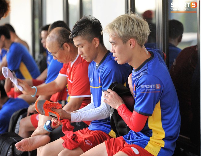 3 hậu vệ của Olympic Việt Nam tập riêng trước trận gặp Nepal  - Ảnh 10.
