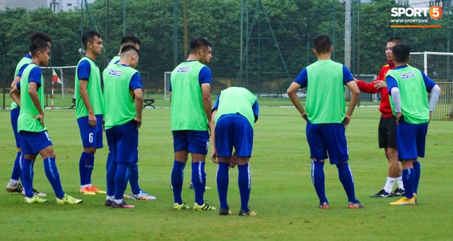 Bão số 4 khiến đội tuyển U19 Việt Nam gặp khó ngay từ buổi đầu tập luyện - Ảnh 2.