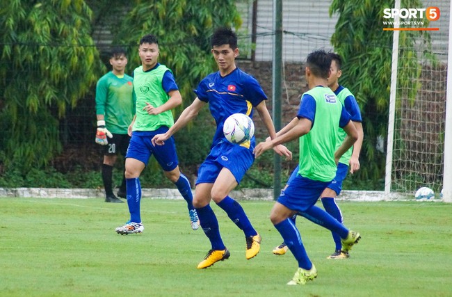 Bão số 4 khiến đội tuyển U19 Việt Nam gặp khó ngay từ buổi đầu tập luyện - Ảnh 3.