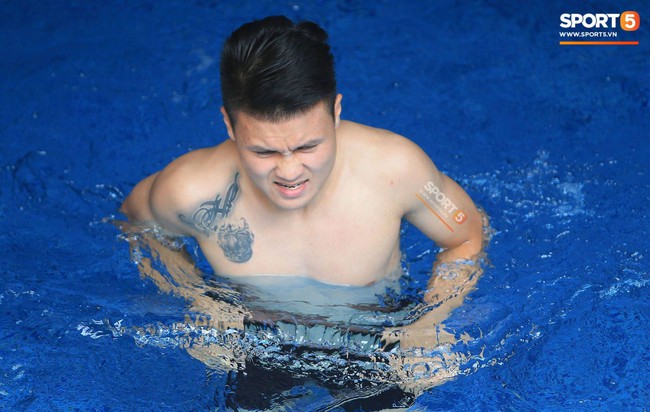 Giống Olympic Việt Nam, Nhật Bản dùng nước lạnh để phục hồi trước trận quyết đấu  - Ảnh 7.