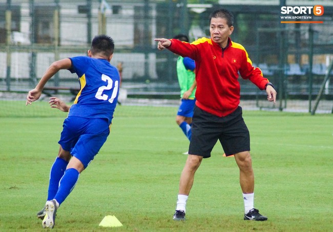Bão số 4 khiến đội tuyển U19 Việt Nam gặp khó ngay từ buổi đầu tập luyện - Ảnh 5.