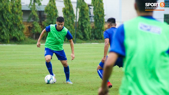 Bão số 4 khiến đội tuyển U19 Việt Nam gặp khó ngay từ buổi đầu tập luyện - Ảnh 6.