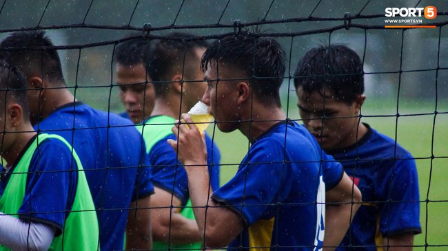 Bão số 4 khiến đội tuyển U19 Việt Nam gặp khó ngay từ buổi đầu tập luyện - Ảnh 7.