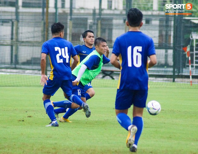 Bão số 4 khiến đội tuyển U19 Việt Nam gặp khó ngay từ buổi đầu tập luyện - Ảnh 8.