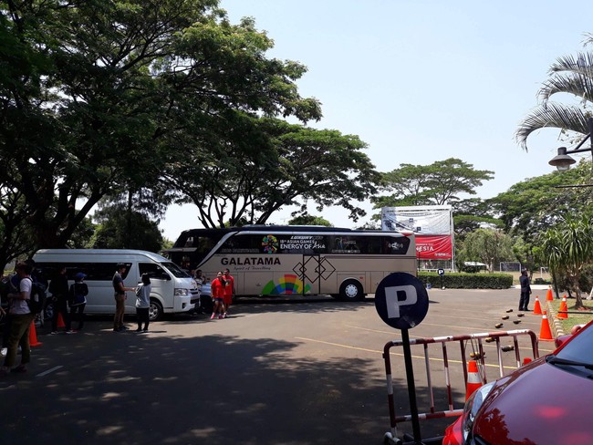 BHL Olympic Nhật Bản cho xe buýt chắn ngang khu vực sân tập để không cho phóng viên theo dõi buổi tập chiến thuật - Ảnh 2.