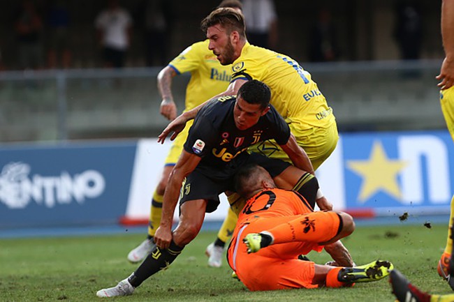 Ronaldo khiến thủ môn đối phương bất tỉnh ở trận ra mắt Serie A - Ảnh 8.