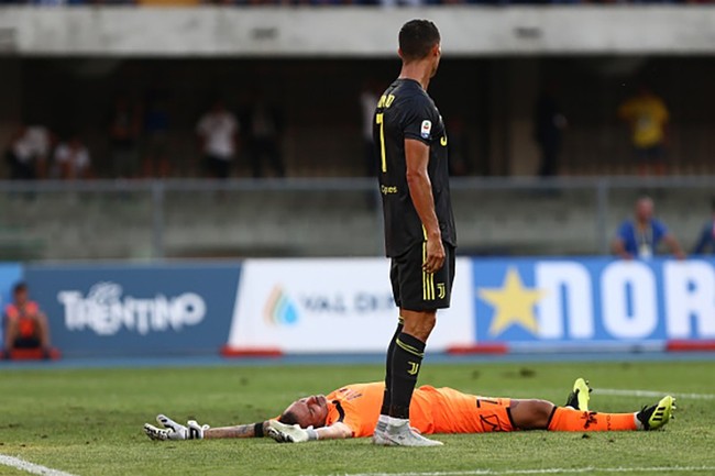 Ronaldo khiến thủ môn đối phương bất tỉnh ở trận ra mắt Serie A - Ảnh 9.