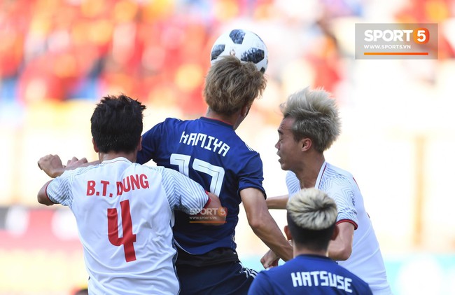 BHL và cầu thủ Malaysia đến quan sát trận đấu giữa Olympic Việt Nam với Olympic Nhật Bản - Ảnh 3.