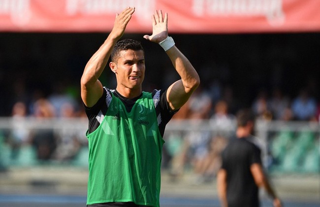 Ronaldo khiến thủ môn đối phương bất tỉnh ở trận ra mắt Serie A - Ảnh 1.