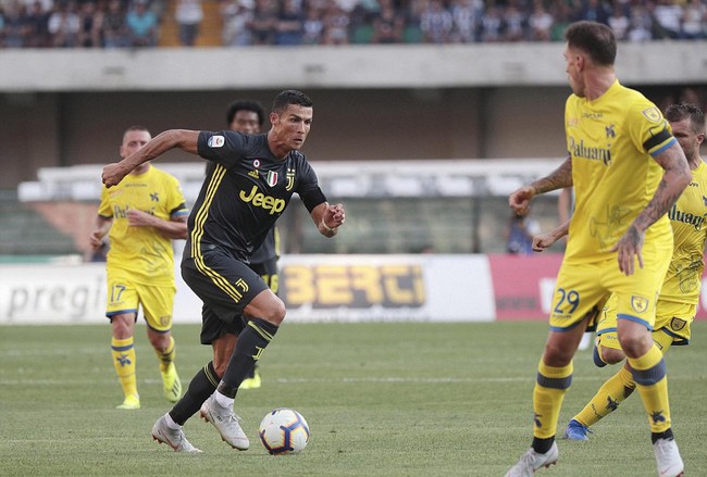 Ronaldo khiến thủ môn đối phương bất tỉnh ở trận ra mắt Serie A - Ảnh 4.