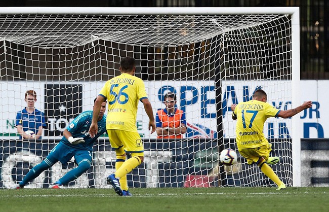 Ronaldo khiến thủ môn đối phương bất tỉnh ở trận ra mắt Serie A - Ảnh 7.