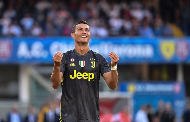 Ronaldo khiến thủ môn đối phương bất tỉnh ở trận ra mắt Serie A - Ảnh 6.