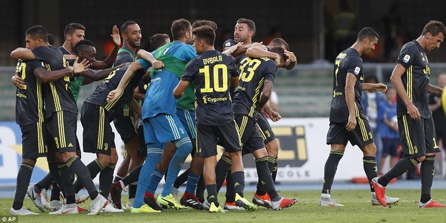 Ronaldo khiến thủ môn đối phương bất tỉnh ở trận ra mắt Serie A - Ảnh 11.