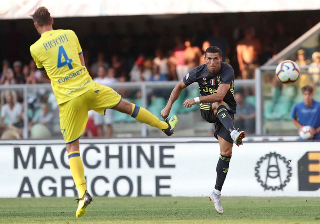 Ronaldo khiến thủ môn đối phương bất tỉnh ở trận ra mắt Serie A - Ảnh 5.