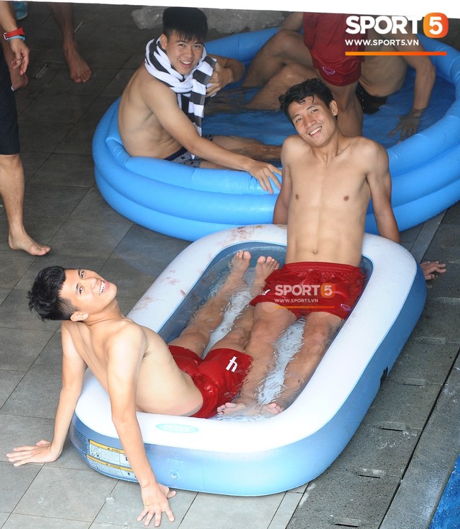 Đức Chinh tinh nghịch, Olympic Việt Nam thư giãn bên bể bơi sau trận thắng Nhật Bản - Ảnh 5.