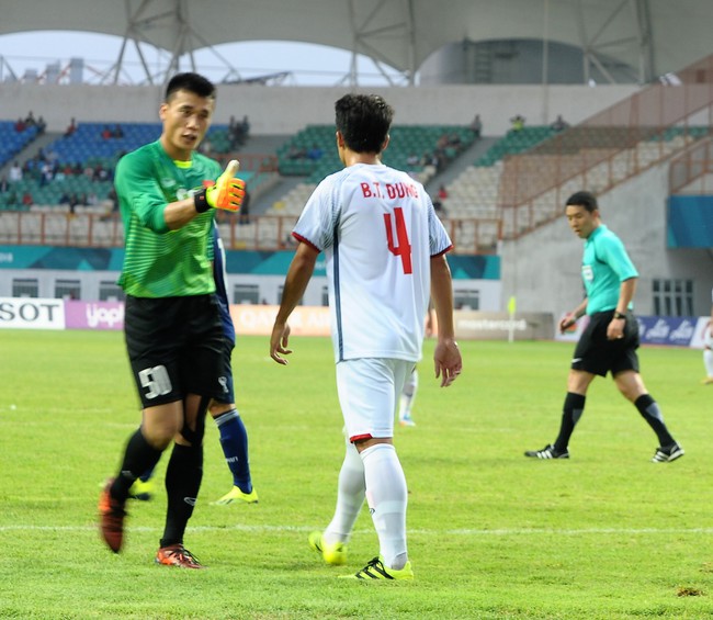 Thủ môn Bùi Tiến Dũng báo tin vui cho HLV Park Hang-seo trước trận quyết chiến với Bahrain - Ảnh 1.
