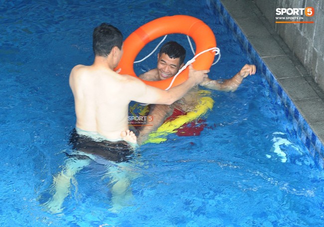 Đức Chinh tinh nghịch, Olympic Việt Nam thư giãn bên bể bơi sau trận thắng Nhật Bản - Ảnh 3.