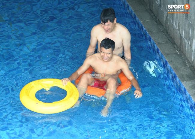 Đức Chinh tinh nghịch, Olympic Việt Nam thư giãn bên bể bơi sau trận thắng Nhật Bản - Ảnh 1.