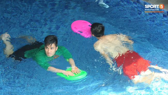 Đức Chinh tinh nghịch, Olympic Việt Nam thư giãn bên bể bơi sau trận thắng Nhật Bản - Ảnh 7.