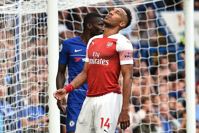 Sao trẻ Arsenal điên tiết, quỳ lạy và đấm liên tục xuống sân vì pha dứt điểm cẩu thả của đồng đội - Ảnh 6.