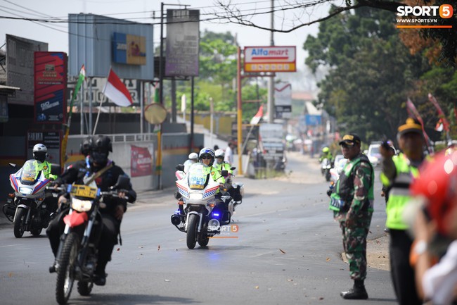 Người dân Indonesia nô nức ra đường cổ vũ các Cua-rơ đua xe đạp đường trường ASIAD 18 - Ảnh 3.