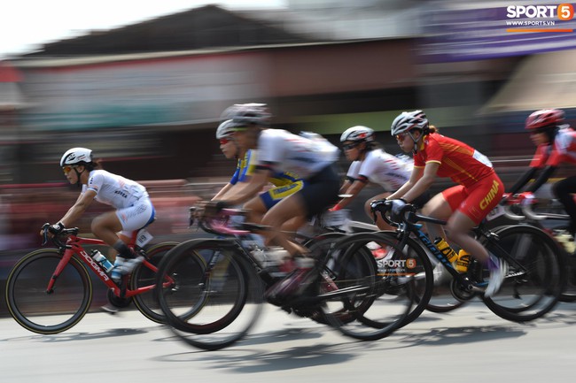 Người dân Indonesia nô nức ra đường cổ vũ các Cua-rơ đua xe đạp đường trường ASIAD 18 - Ảnh 2.
