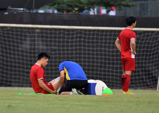 Đình Trọng buồn bã về chấn thương cơ đùi phải trước trận đấu gặp Bahrain - Ảnh 1.