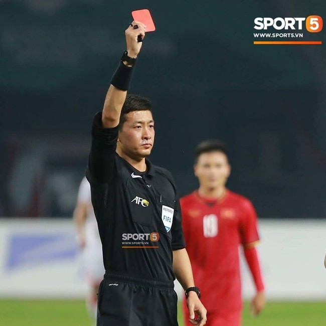 Trọng tài rút thẻ đỏ đuổi cầu thủ Bahrain rất có duyên với Olympic Việt Nam tại ASIAD 2018 - Ảnh 1.