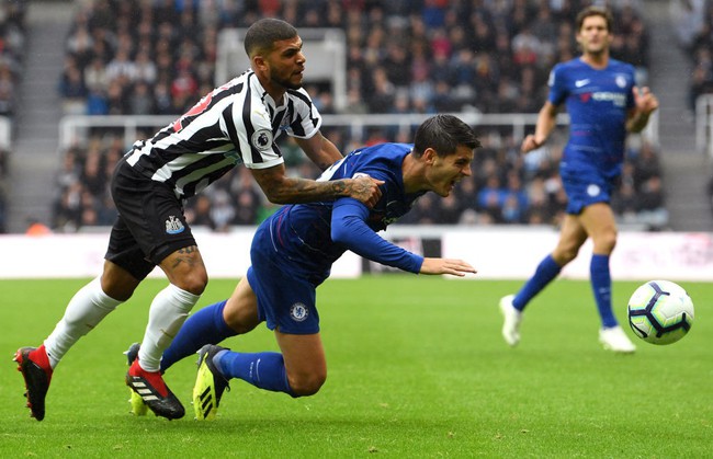 Newcastle 1-2 Chelsea: The Blues vươn lên nhì bảng sau những phút cuối điên rồ tại St James Park - Ảnh 2.