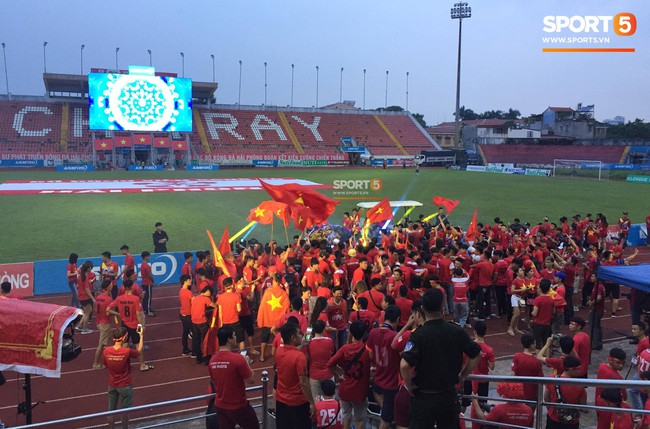 Chảo lửa Lạch Tray bùng cháy cùng Olympic Việt Nam - Ảnh 3.