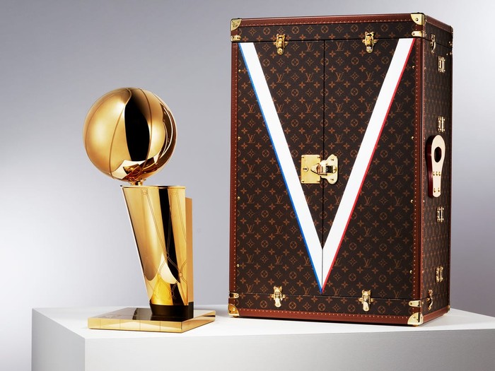Trước khi đến tay đội vô địch, cúp vàng Larry O'Brien của NBA 2020 được đặt trong vali Louis Vuitton sang chảnh nhường này - Ảnh 6.