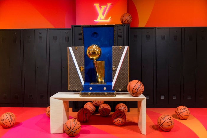 Trước khi đến tay đội vô địch, cúp vàng Larry O'Brien của NBA 2020 được đặt trong vali Louis Vuitton sang chảnh nhường này - Ảnh 1.
