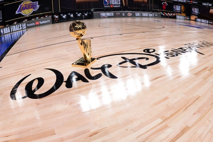 Trước khi đến tay đội vô địch, cúp vàng Larry O'Brien của NBA 2020 được đặt trong vali Louis Vuitton sang chảnh nhường này - Ảnh 3.