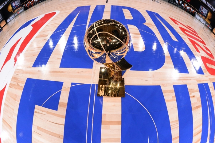Trước khi đến tay đội vô địch, cúp vàng Larry O'Brien của NBA 2020 được đặt trong vali Louis Vuitton sang chảnh nhường này - Ảnh 4.