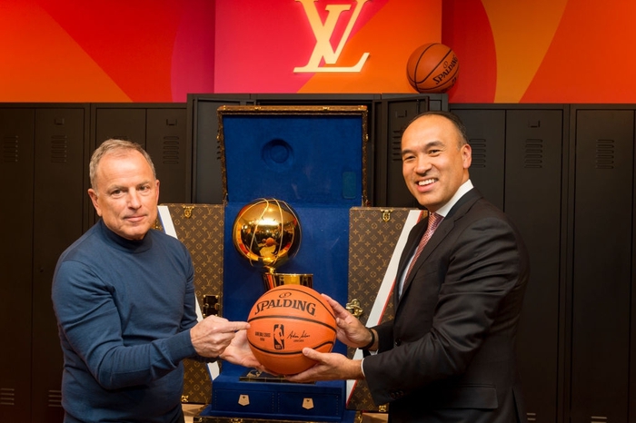 Trước khi đến tay đội vô địch, cúp vàng Larry O'Brien của NBA 2020 được đặt trong vali Louis Vuitton sang chảnh nhường này - Ảnh 2.