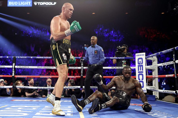 &quot;Bể kèo&quot; với Deontay Wilder, nhà vô địch Tyson Fury ráo riết tìm đối thủ để tái xuất vào ngày 5/12 - Ảnh 1.