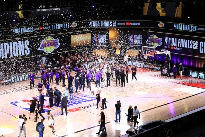 Chức vô địch lần thứ 17 đầy cảm xúc trong mùa giải đặc biệt nhất lịch sử Los Angeles Lakers - Ảnh 6.