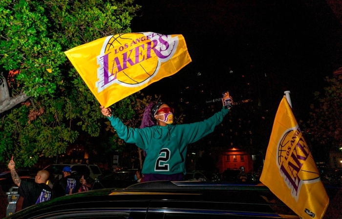 Fan Los Angeles Lakers phớt lờ Covid-19, tràn xuống đường ăn mừng chức vô địch NBA 2020 - Ảnh 13.