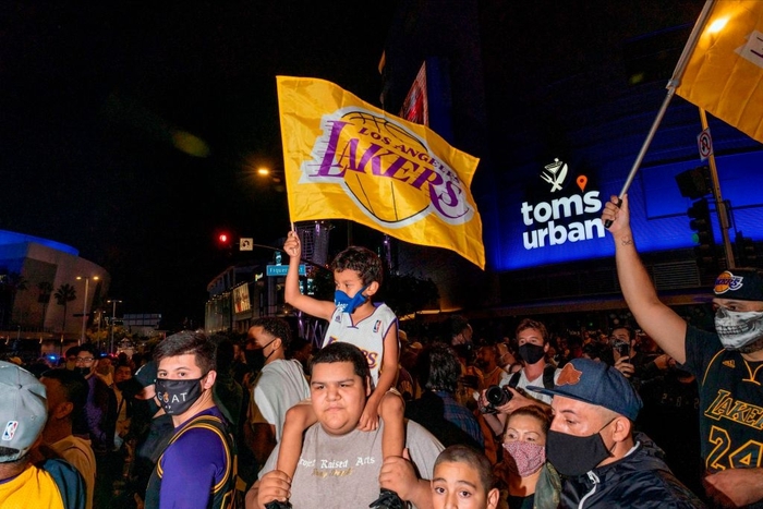 Fan Los Angeles Lakers phớt lờ Covid-19, tràn xuống đường ăn mừng chức vô địch NBA 2020 - Ảnh 10.
