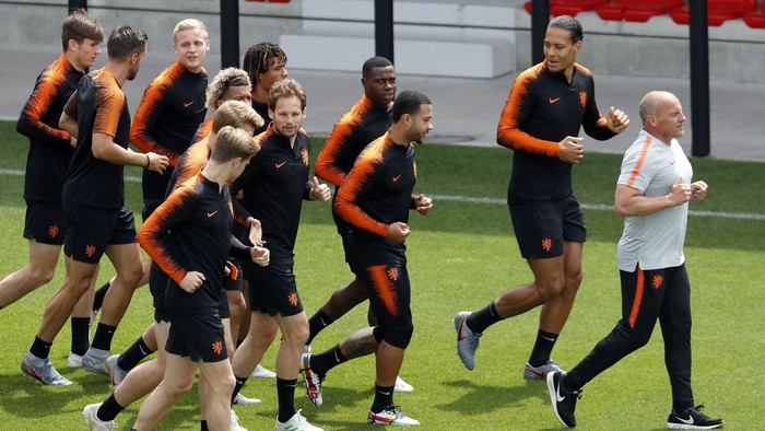 Phương pháp huấn luyện khác người của HLV đội tuyển Hà Lan - Ảnh 2.