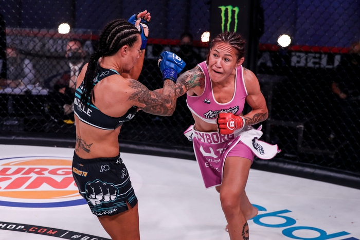 Nữ võ sĩ Cris Cyborg bảo vệ thành công đai vô địch thế giới sau màn trình diễn ấn tượng nhưng cách hạ đối thủ khiến nhiều fan bất ngờ - Ảnh 2.